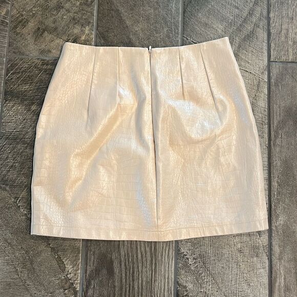 Sans Souci faux patterned leather skirt w/ split. - Picture 2 of 3